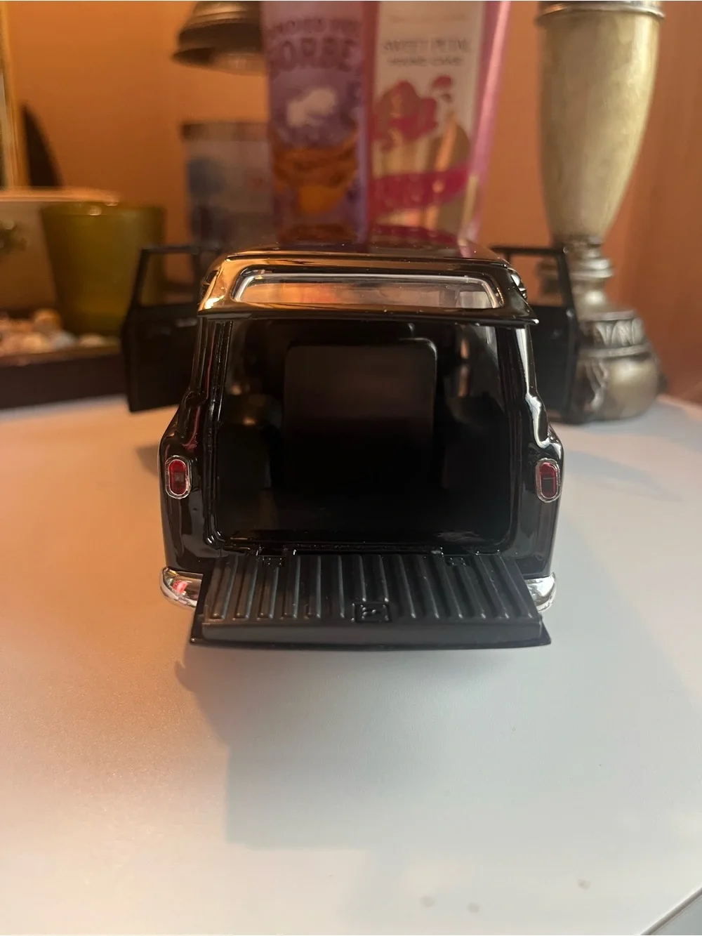 Jada Toys 1957 Chevrolet Suburban black truck